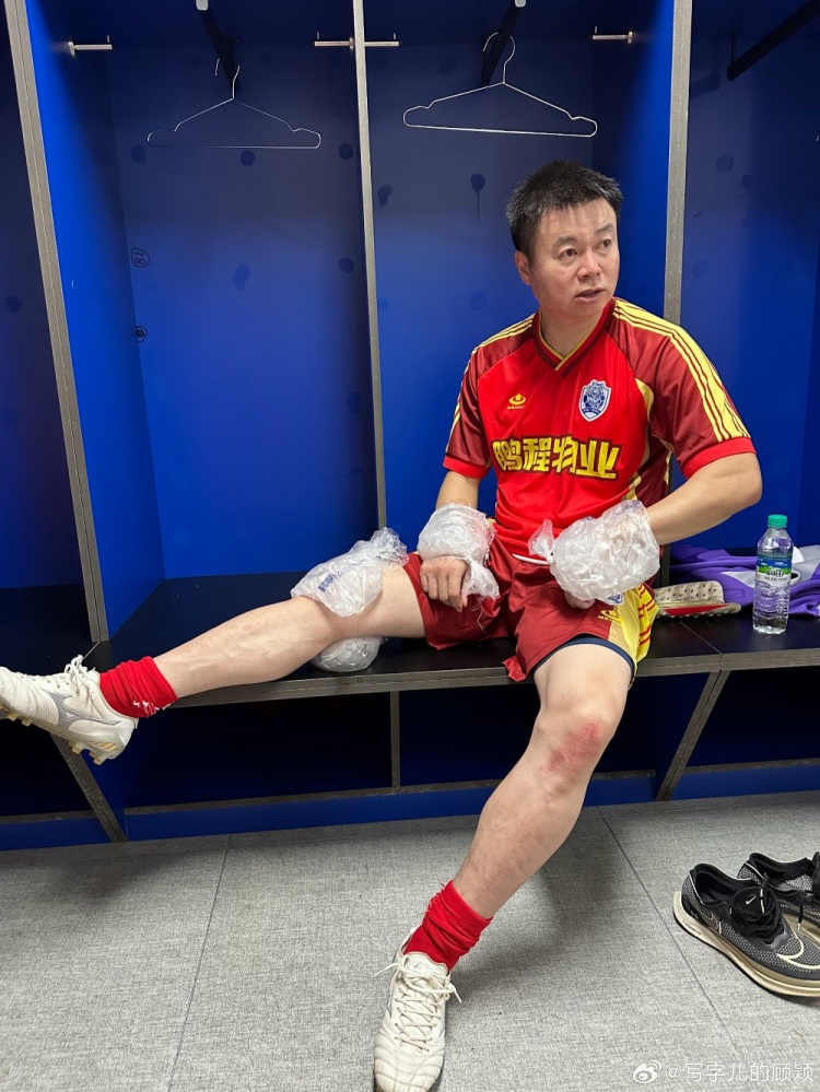 記者：于根偉老甲A比賽被踢傷，膝蓋也花了手腕也腫了