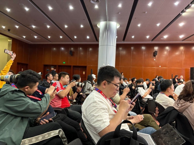 萬眾矚目！記者擠滿國足賽前新聞發(fā)布廳，賽場記者預(yù)計超300人