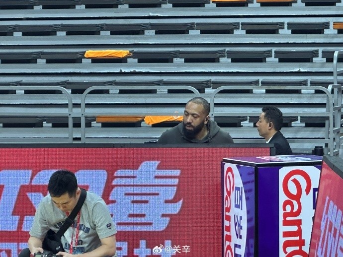 今晚不打？廣東主場迎戰(zhàn)廣廈 吉倫沃特一身便裝現(xiàn)身球館