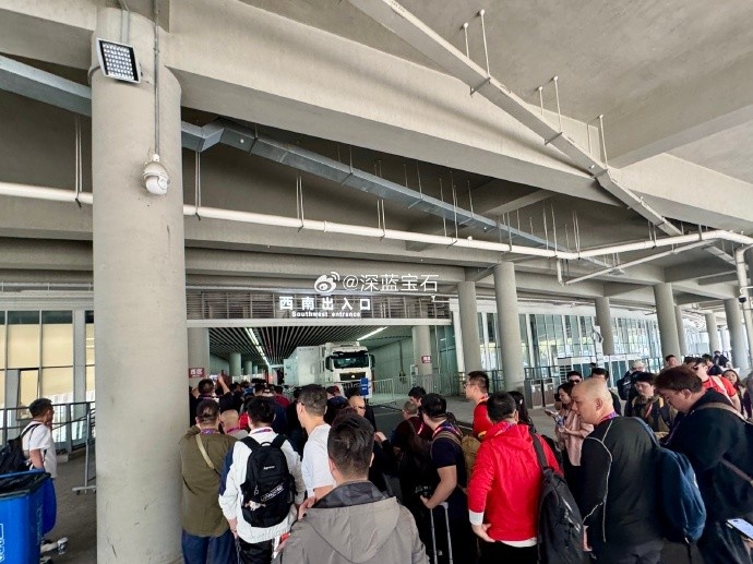 盛況空前！記者曬照：距離中澳之戰(zhàn)還有三小時(shí)，現(xiàn)場記者已超百名