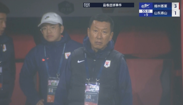 半場1-3落后遞補(bǔ)隊(duì)！場邊的崔康熙表情焦急
