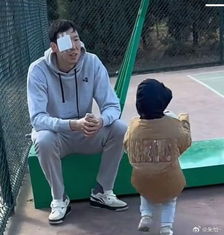 顧家好男人！記者曬出周琦手術(shù)后回歸家庭帶娃照片